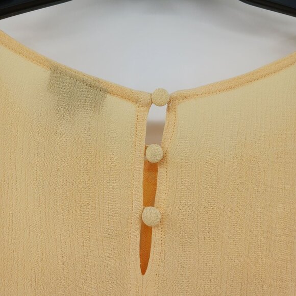 Torrid Crinkle Gauze Daisy Crochet Trim Top Size 4X Yellow Floral Flutter Sleeve - Picture 9 of 16